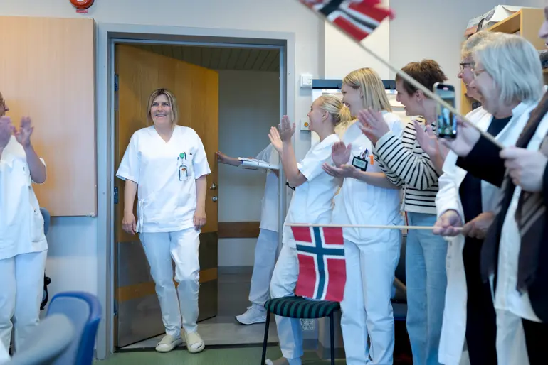 En gruppe personer i et rom