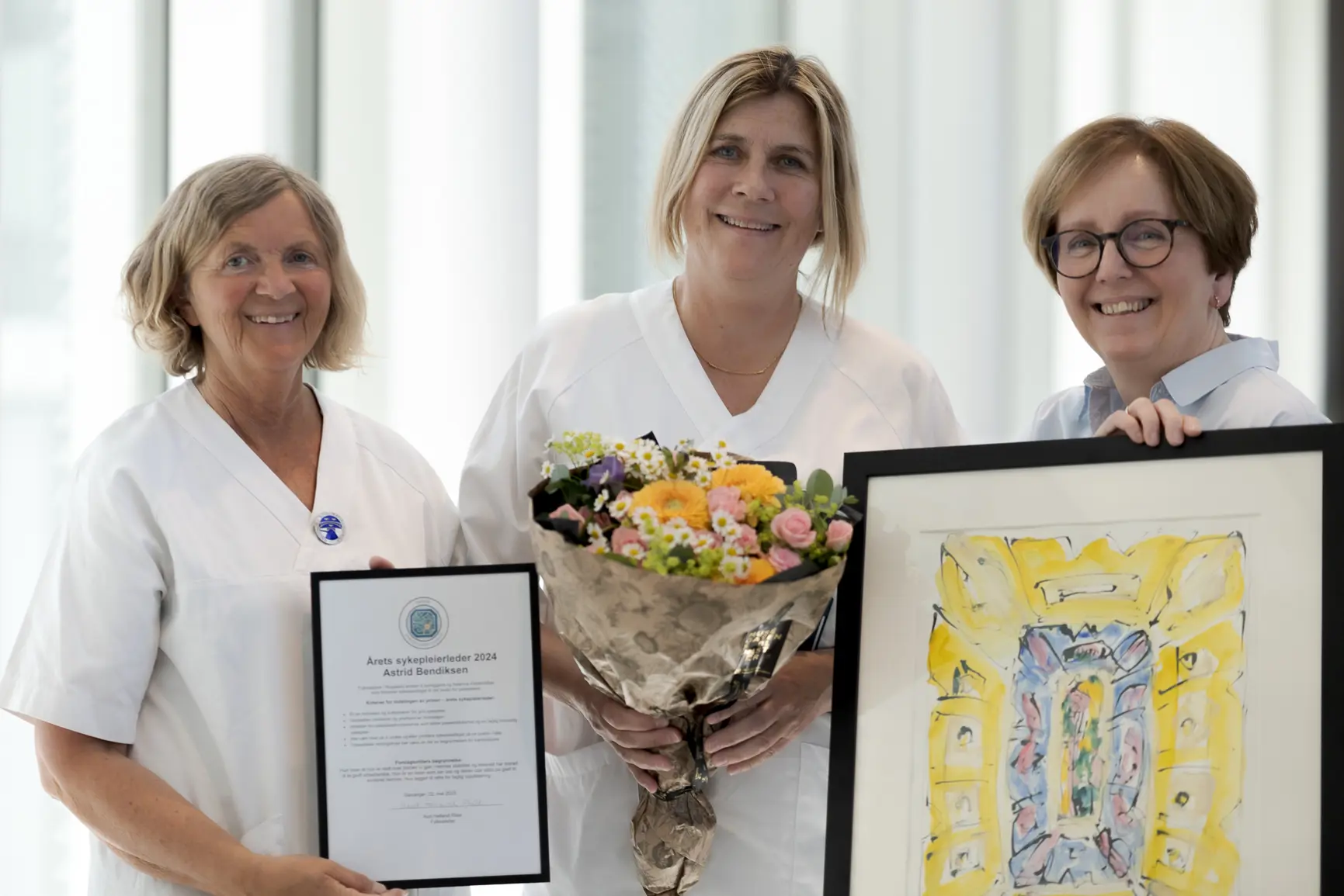 En gruppe kvinner som holder blomster