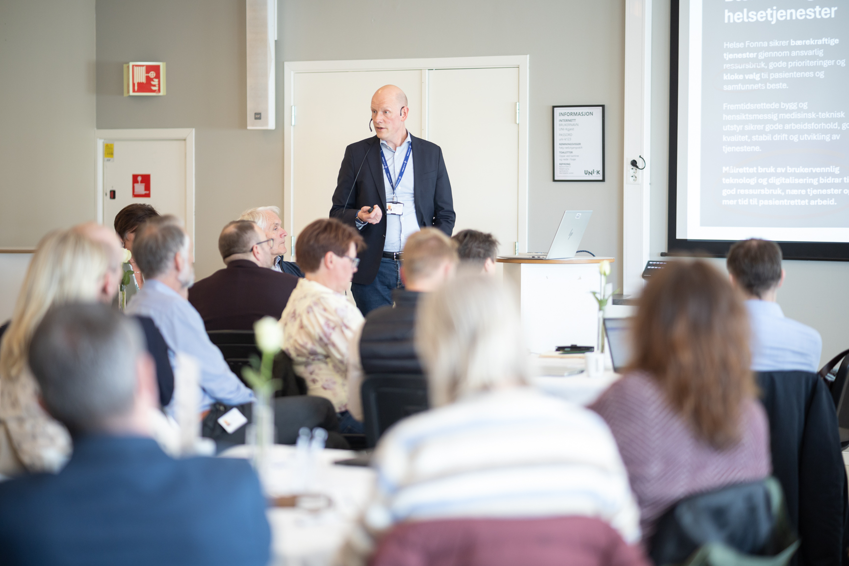En person som holder en presentasjon for en gruppe mennesker