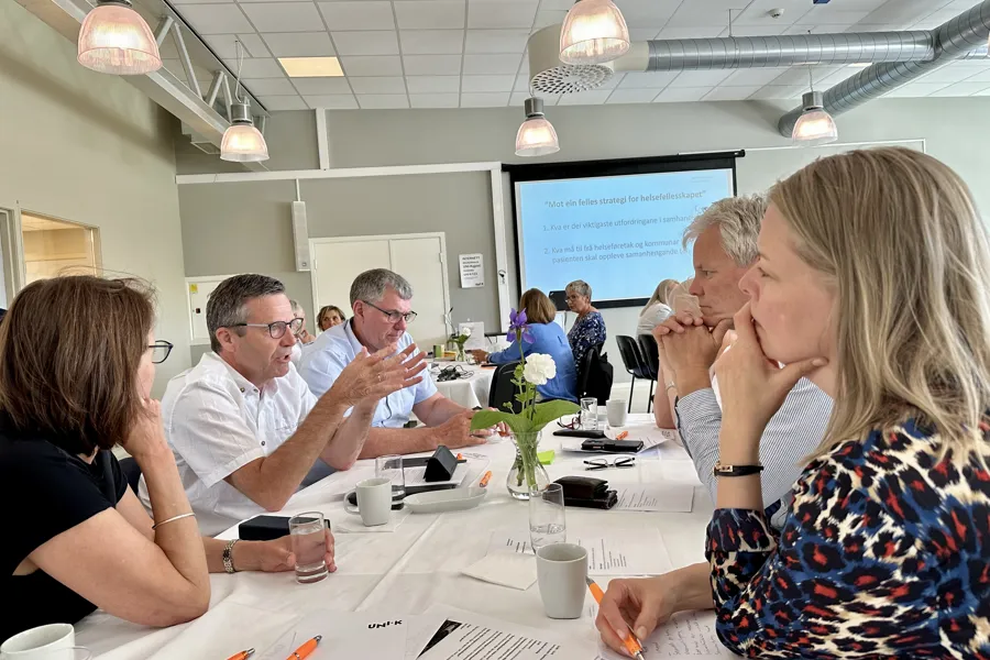 En gruppe mennesker som sitter rundt et bord