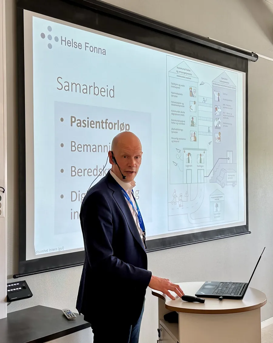 En person som står foran en projektorskjerm