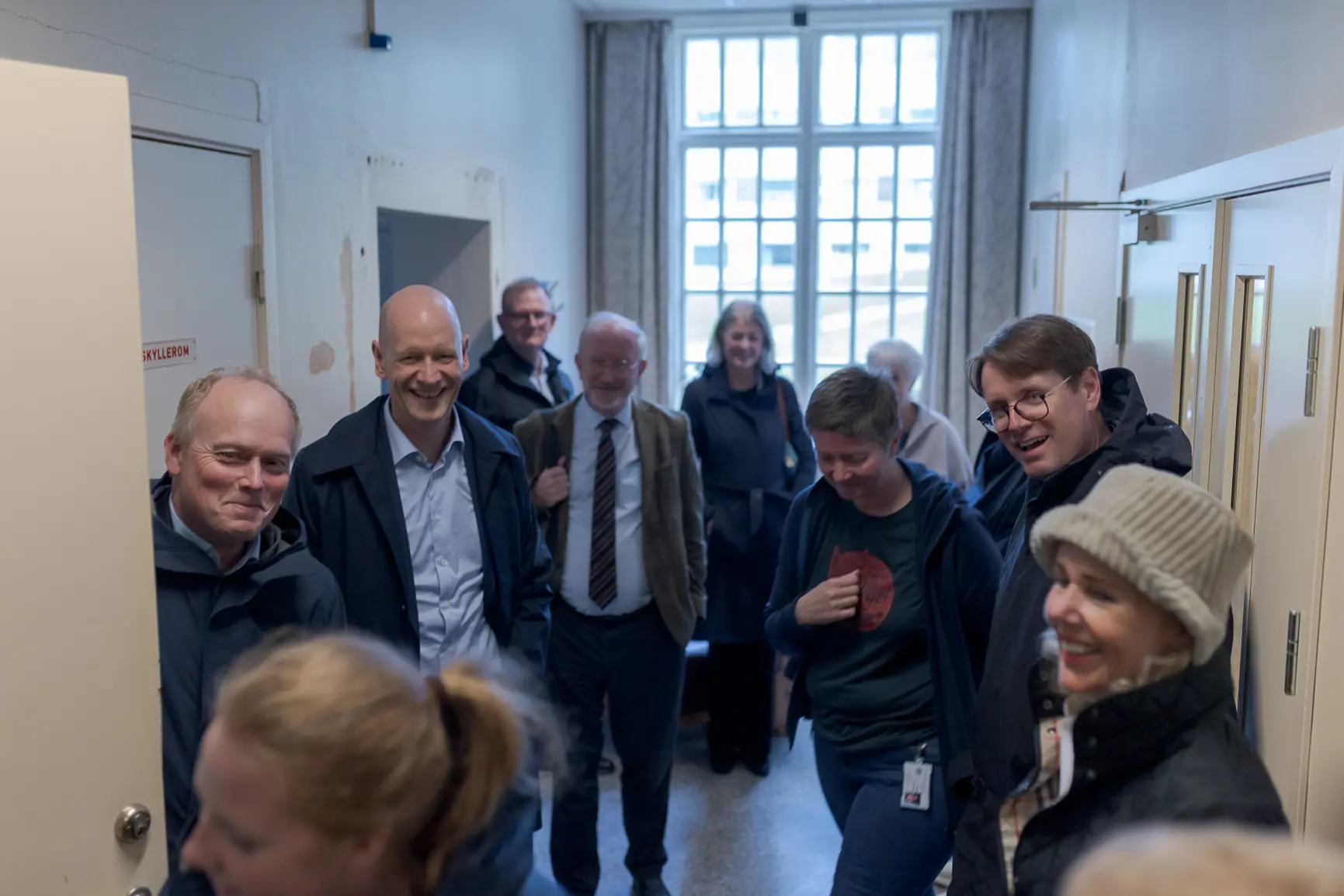 En gruppe mennesker som står i et rom