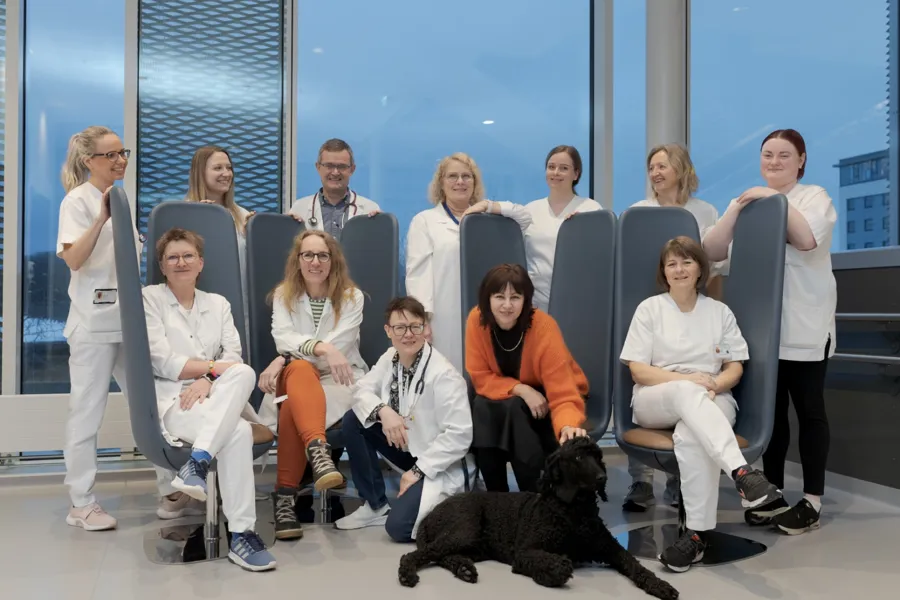 En gruppe mennesker som poserer for et bilde