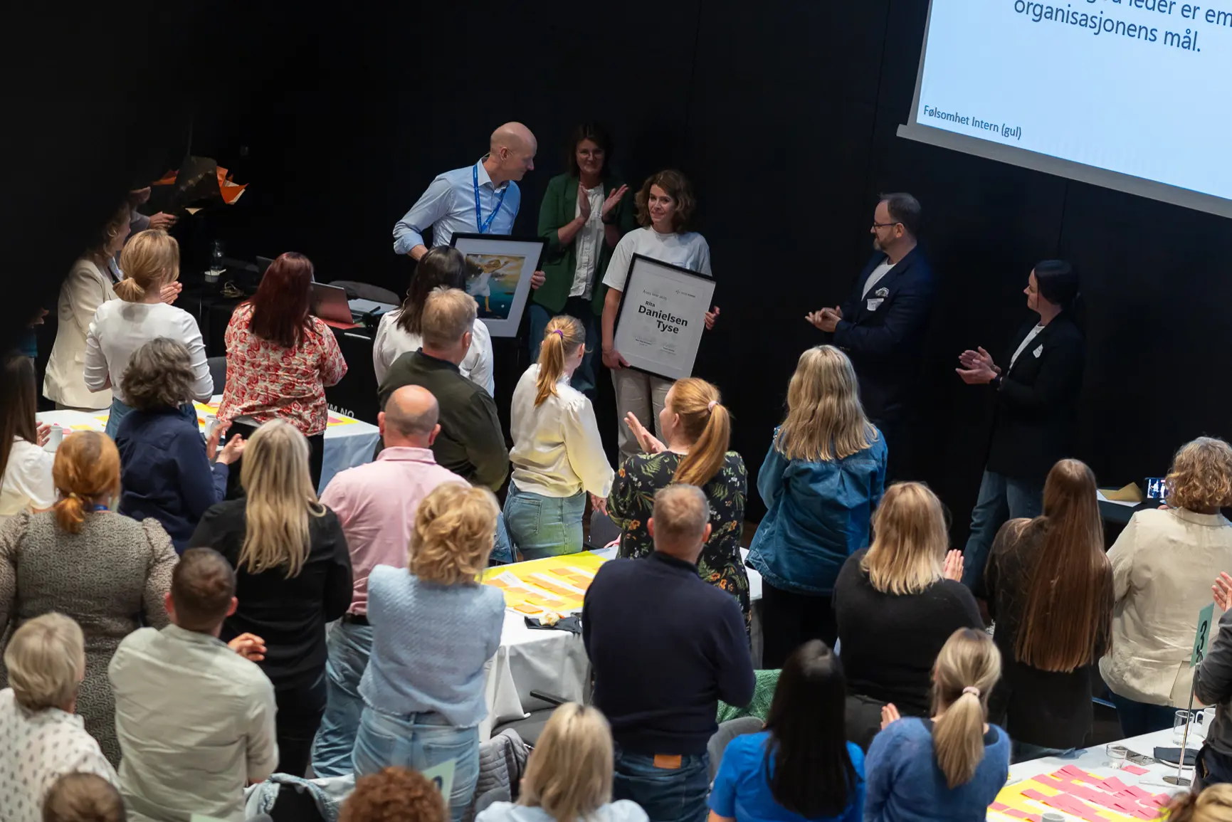 En gruppe personer i et rom