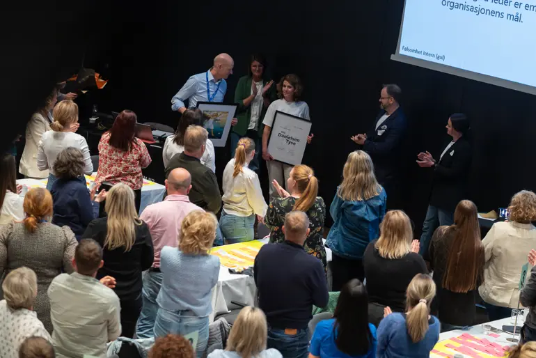 En gruppe personer i et rom