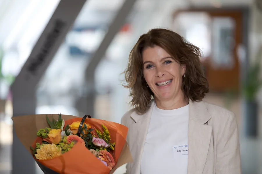 En person som holder en blomsterbukett