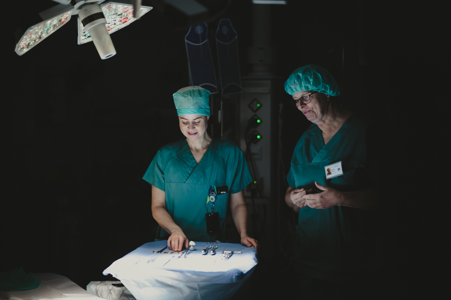 Noen få kvinner iført skrubb