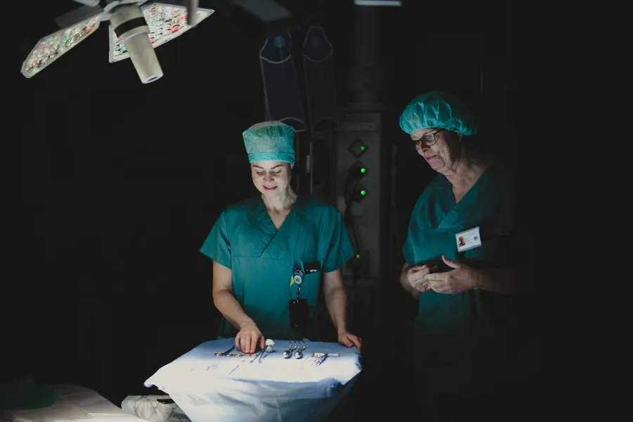 Noen få kvinner iført skrubb