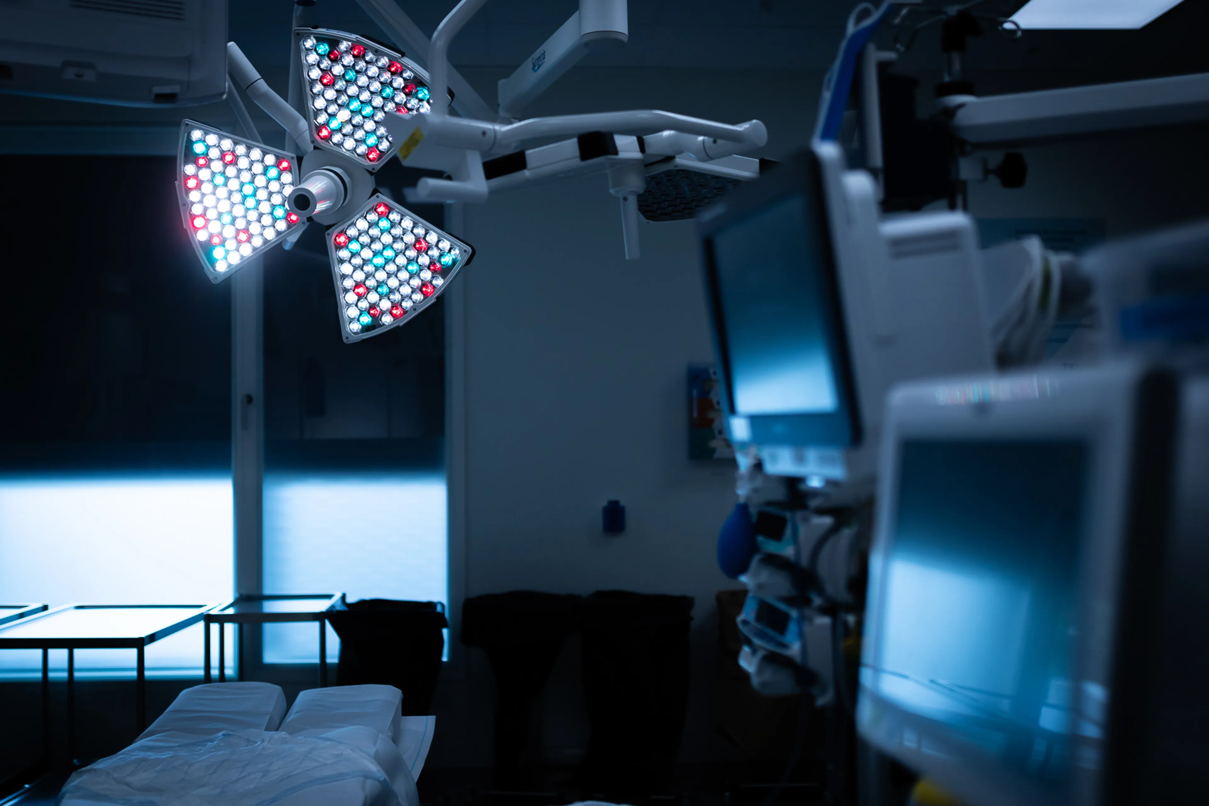 Et rom med en seng og datamaskiner