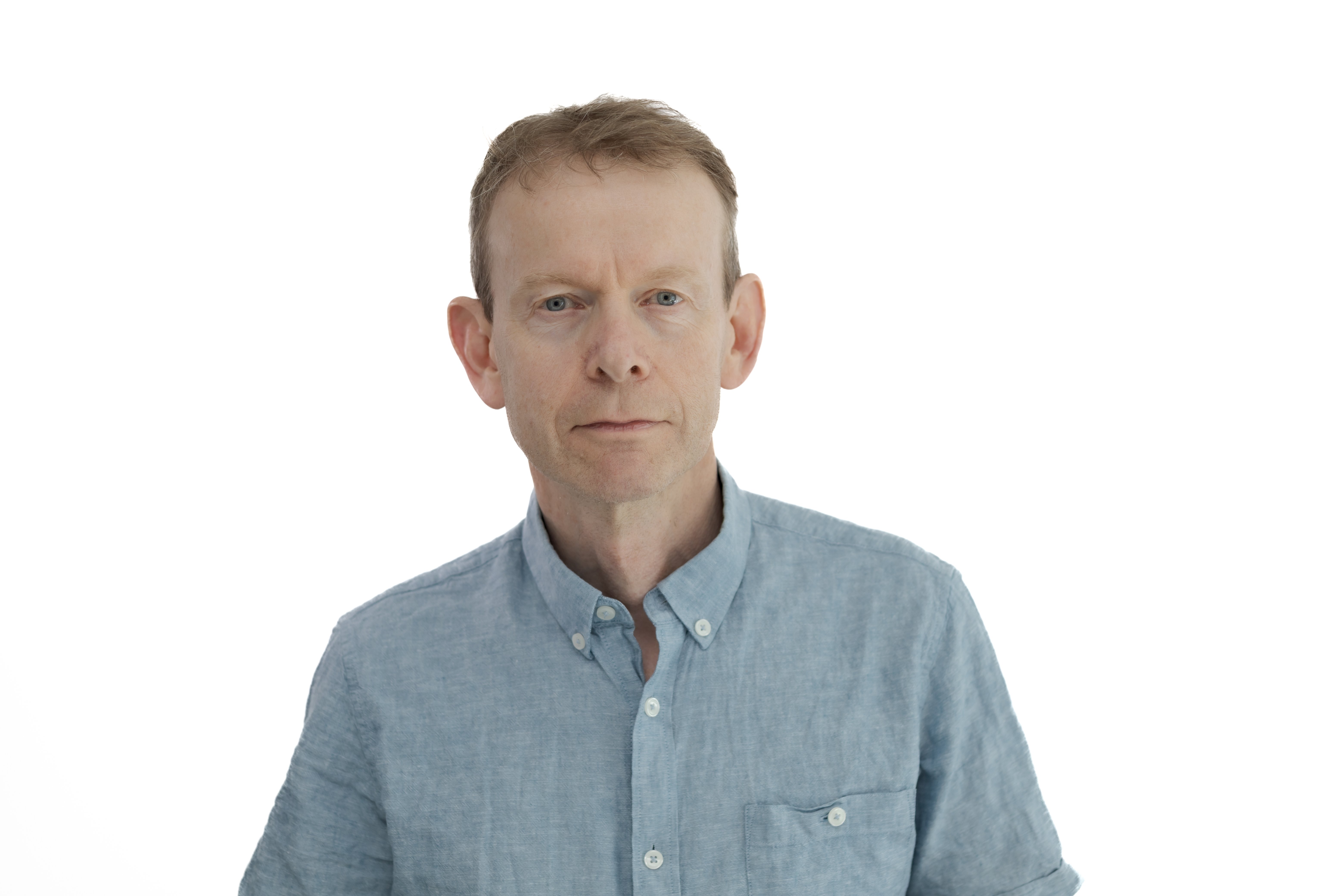 Ein mann i skjorte med knappar