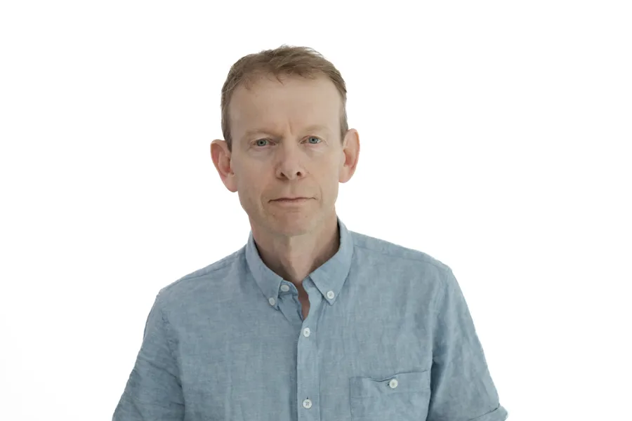 Ein mann i skjorte med knappar