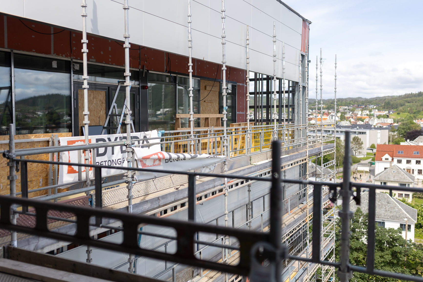 En stor metallkonstruksjon med en metallramme og et gjerde rundt