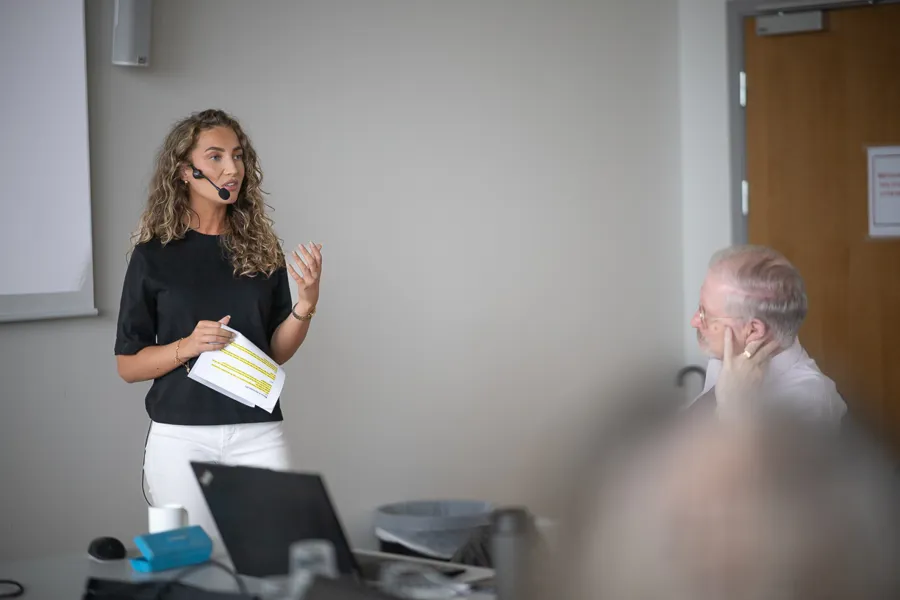 En kvinne som snakker inn i en mikrofon