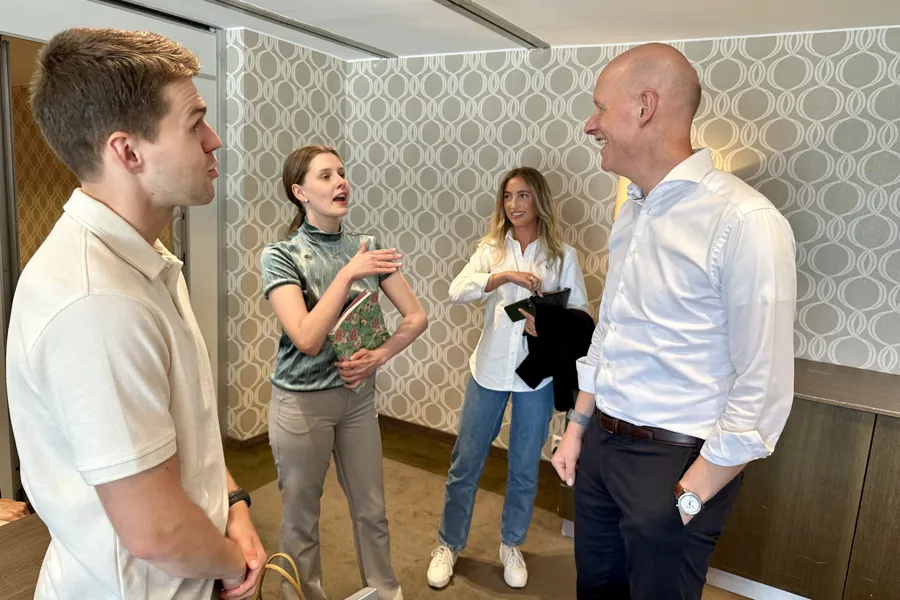 En gruppe mennesker som snakker