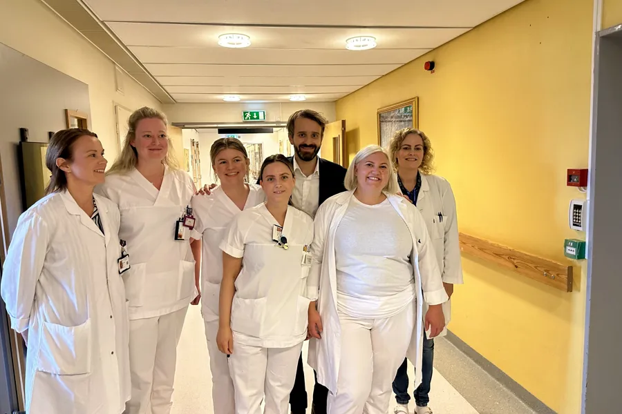En gruppe kvinner i hvite labfrakker
