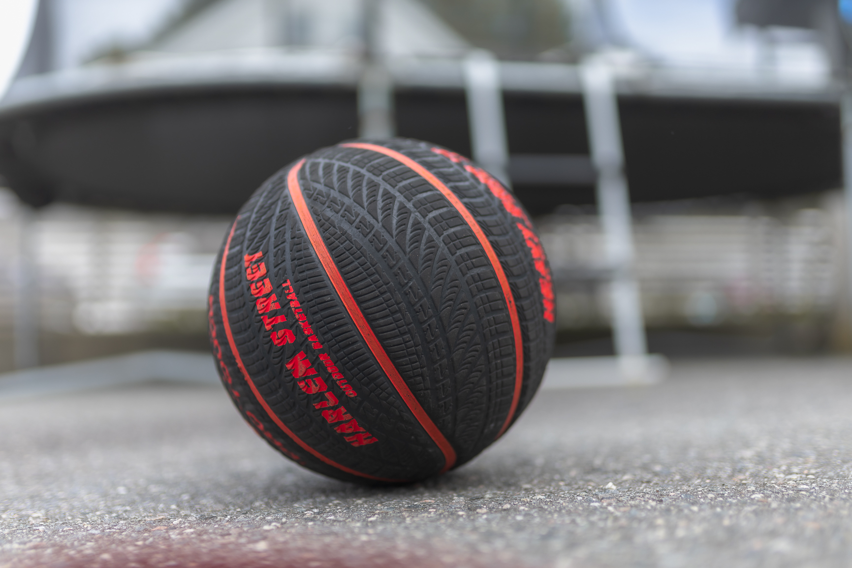 En fotball på bakken