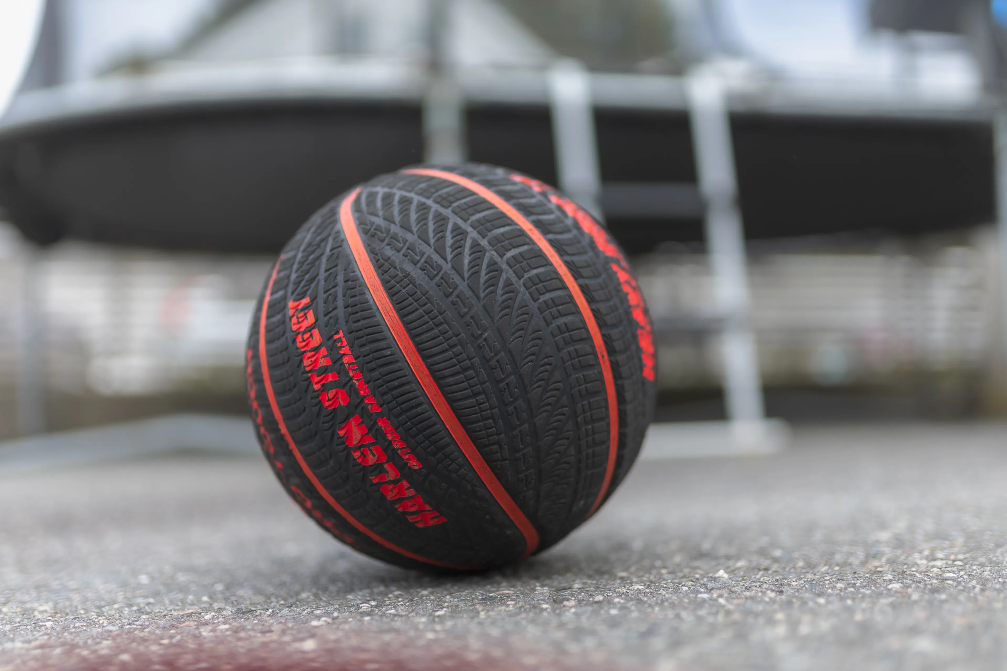 En fotball på bakken