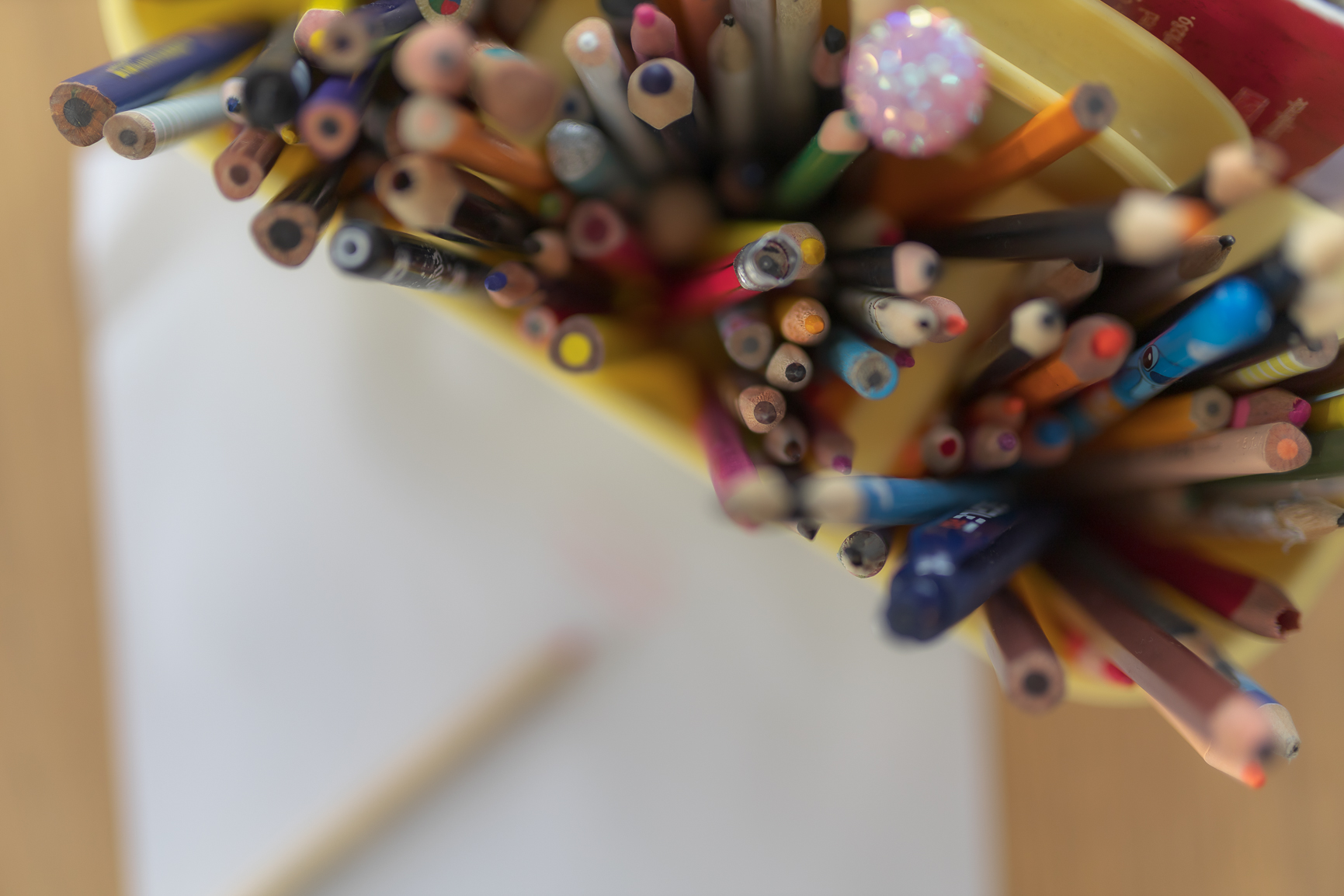 En gruppe fargerike objekter