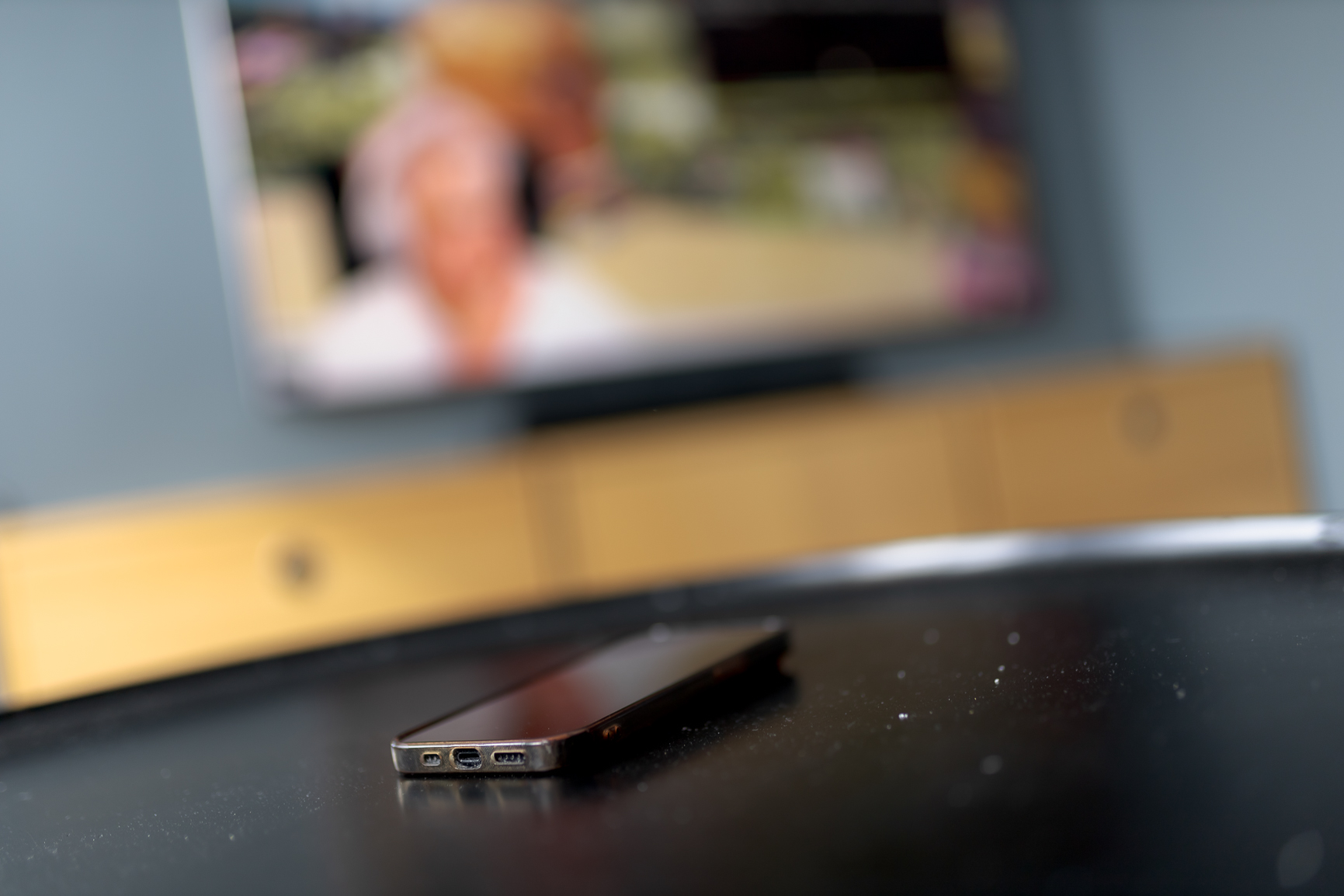 En mobiltelefon på et bord