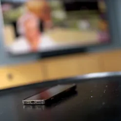 En mobiltelefon på et bord