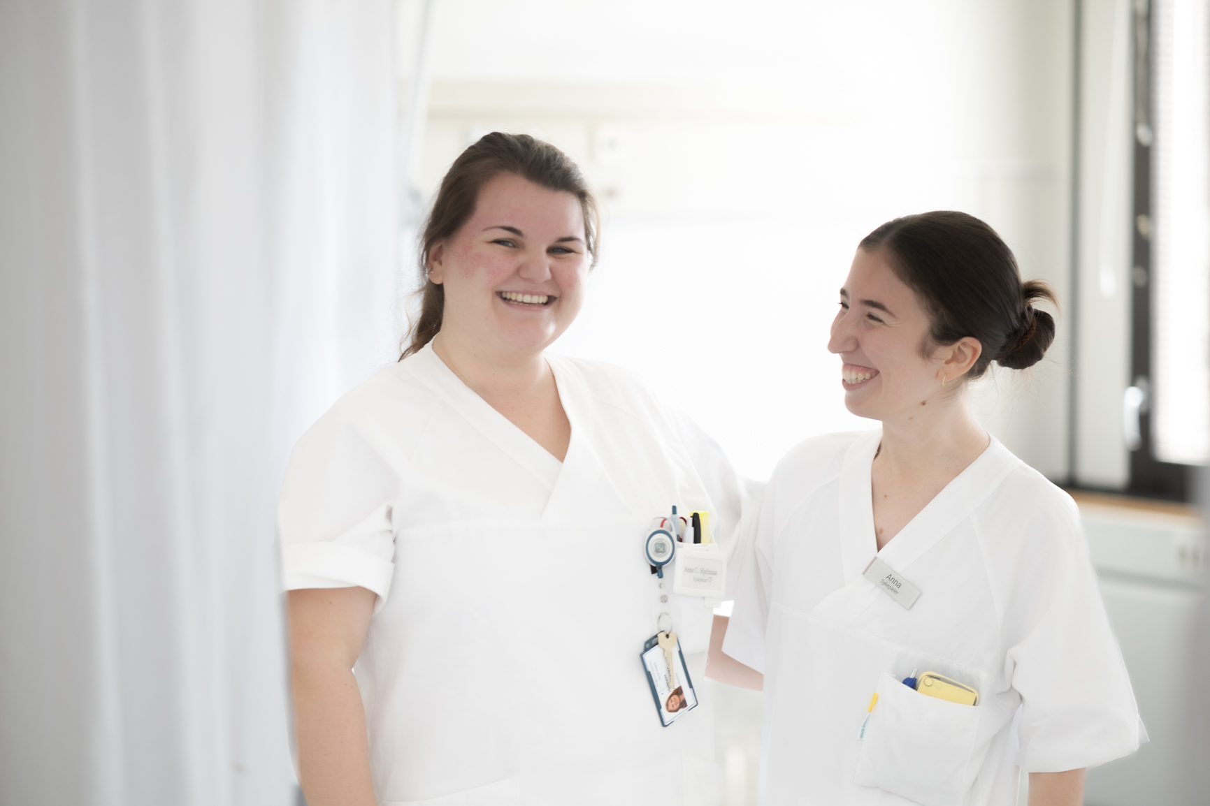 Et par kvinner i hvite frakker