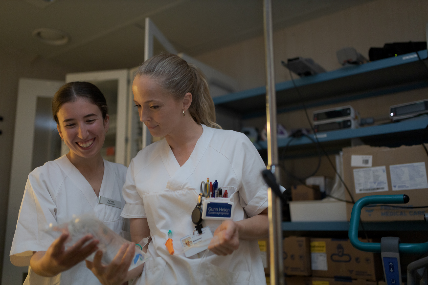 Kvinner i hvite laboratoriefrakker