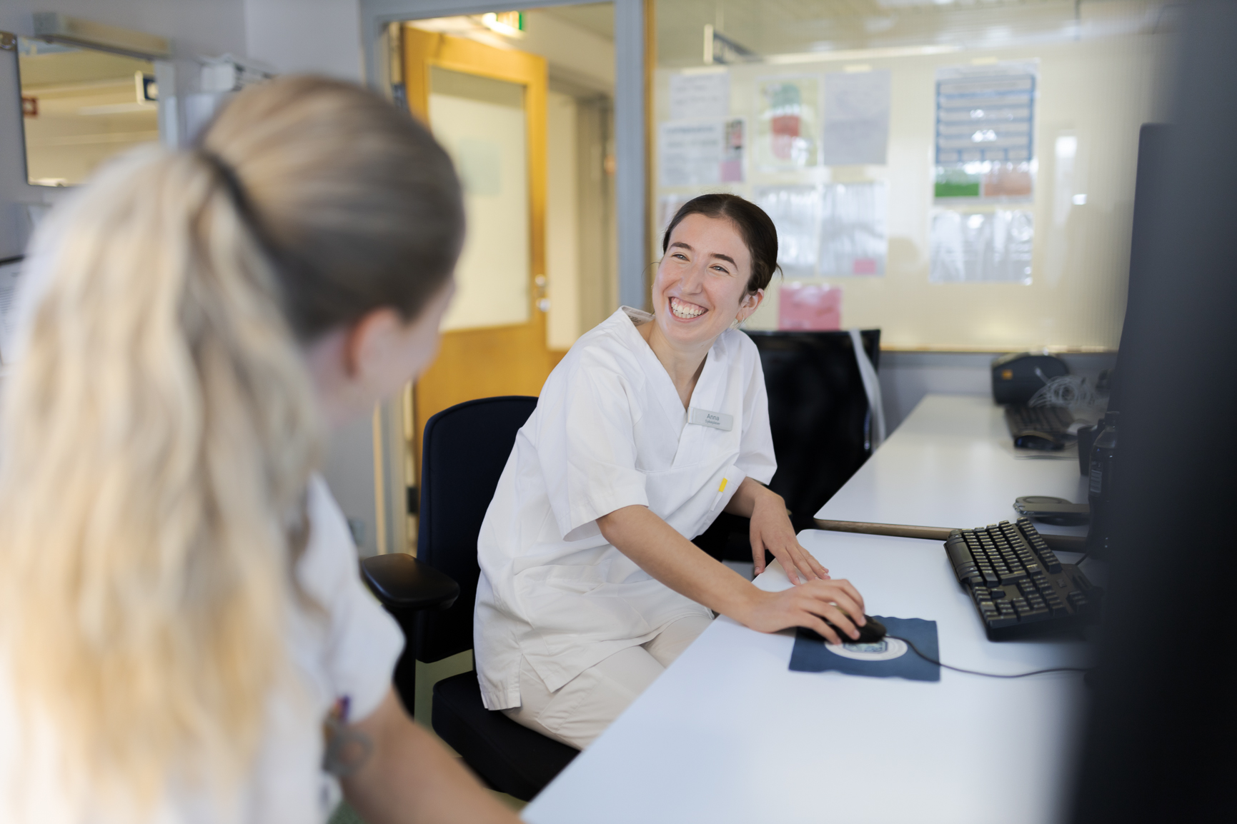 En kvinne som viser noe til en mann