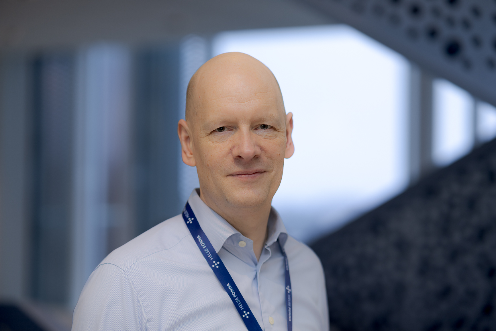 En mann med et stetoskop rundt halsen