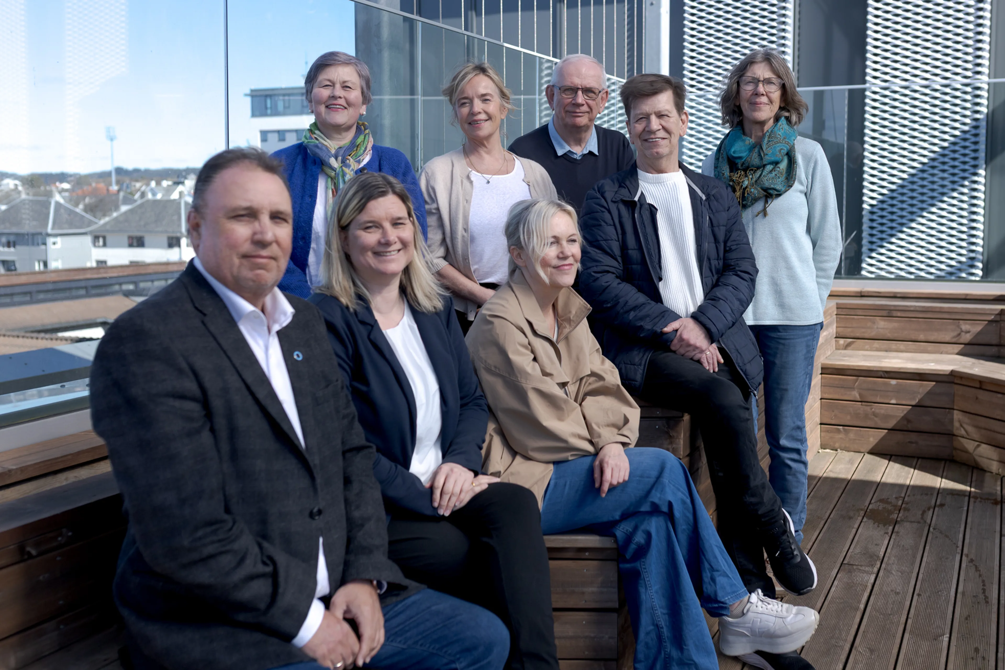 En gruppe mennesker som poserer for et bilde