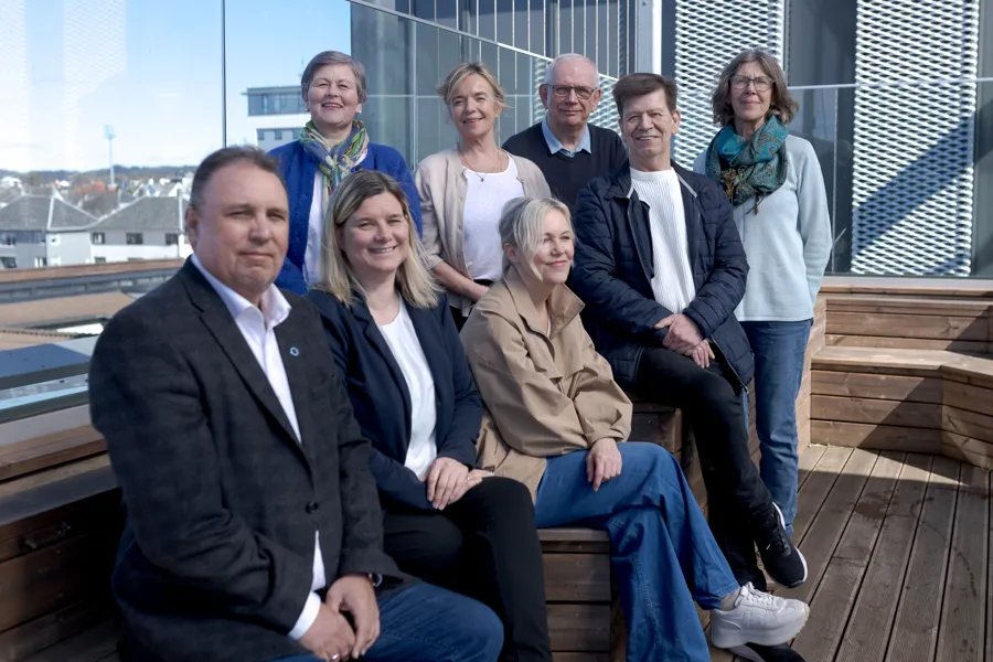 En gruppe mennesker som poserer for et bilde