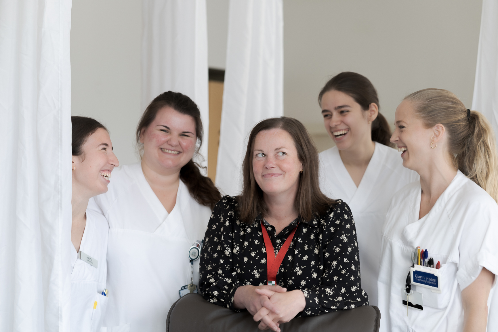 En gruppe kvinner i hvite laboratoriefrakker