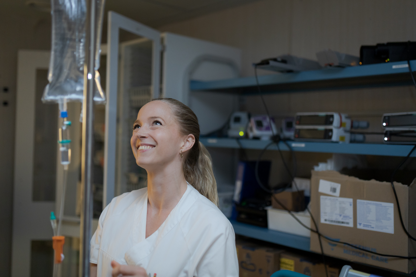 En person i hvit skjorte