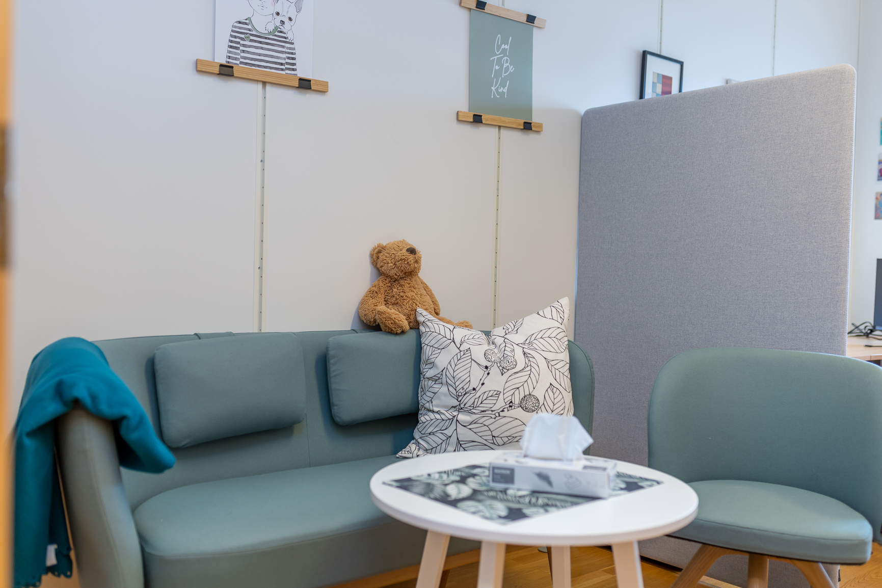 En bamse sitter på en stol