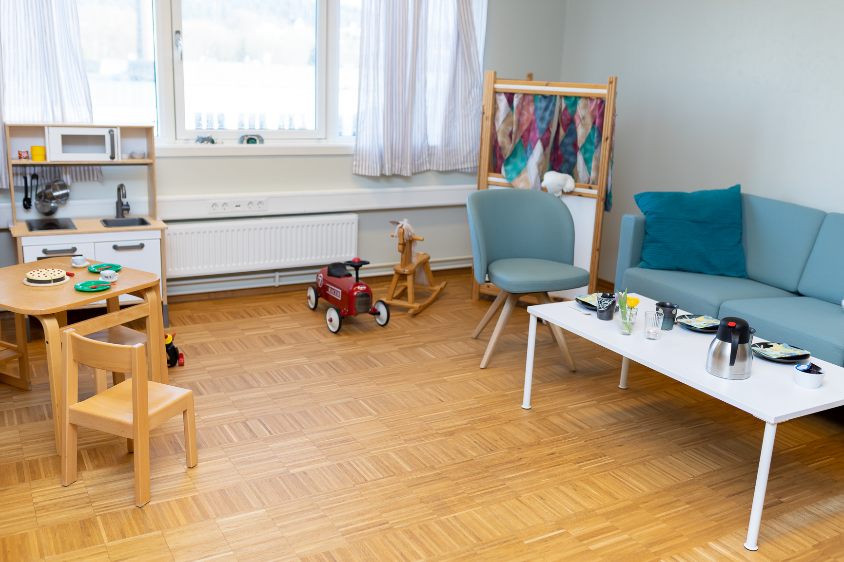 En stue med bord og stoler