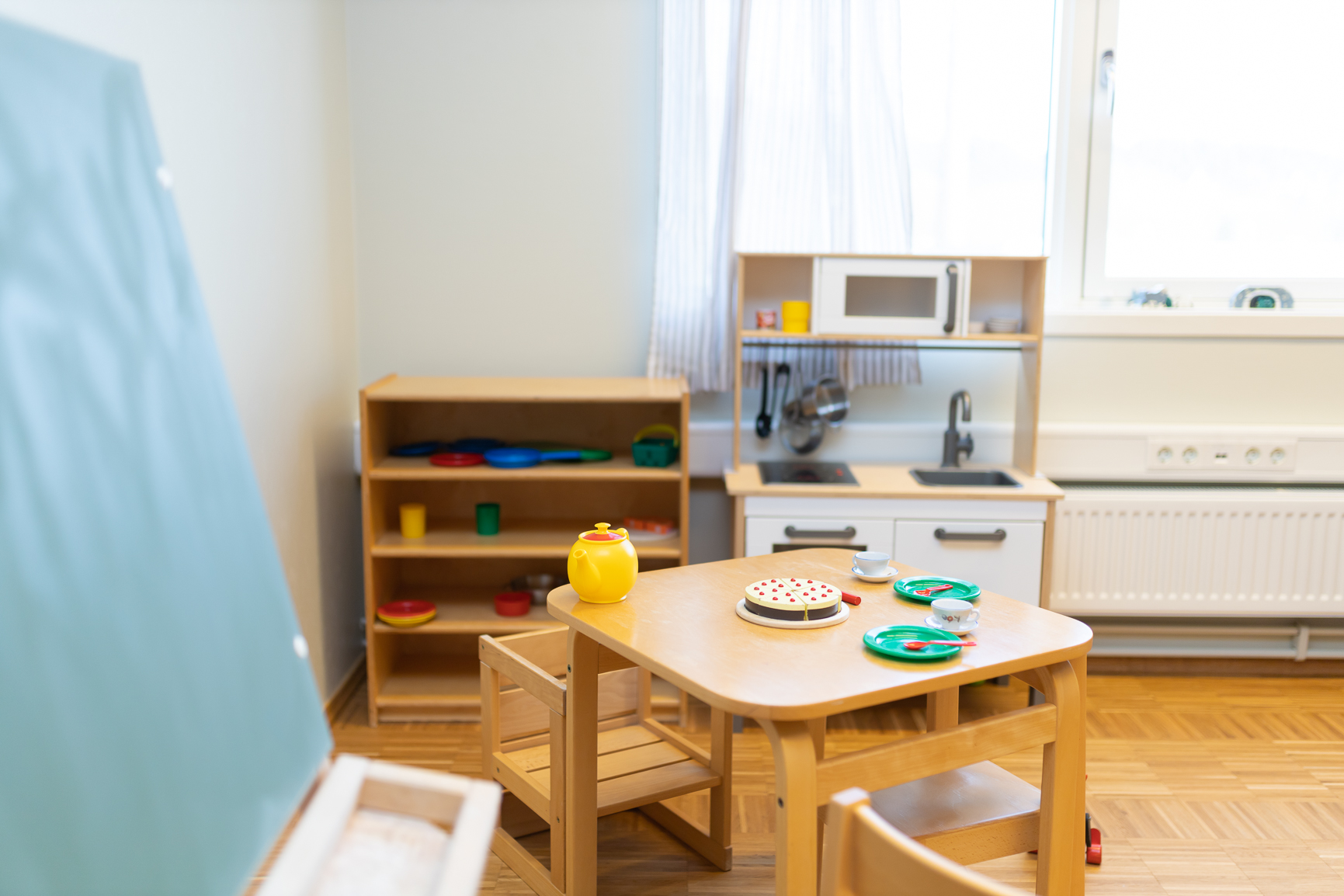 Et kjøkken med bord og stoler