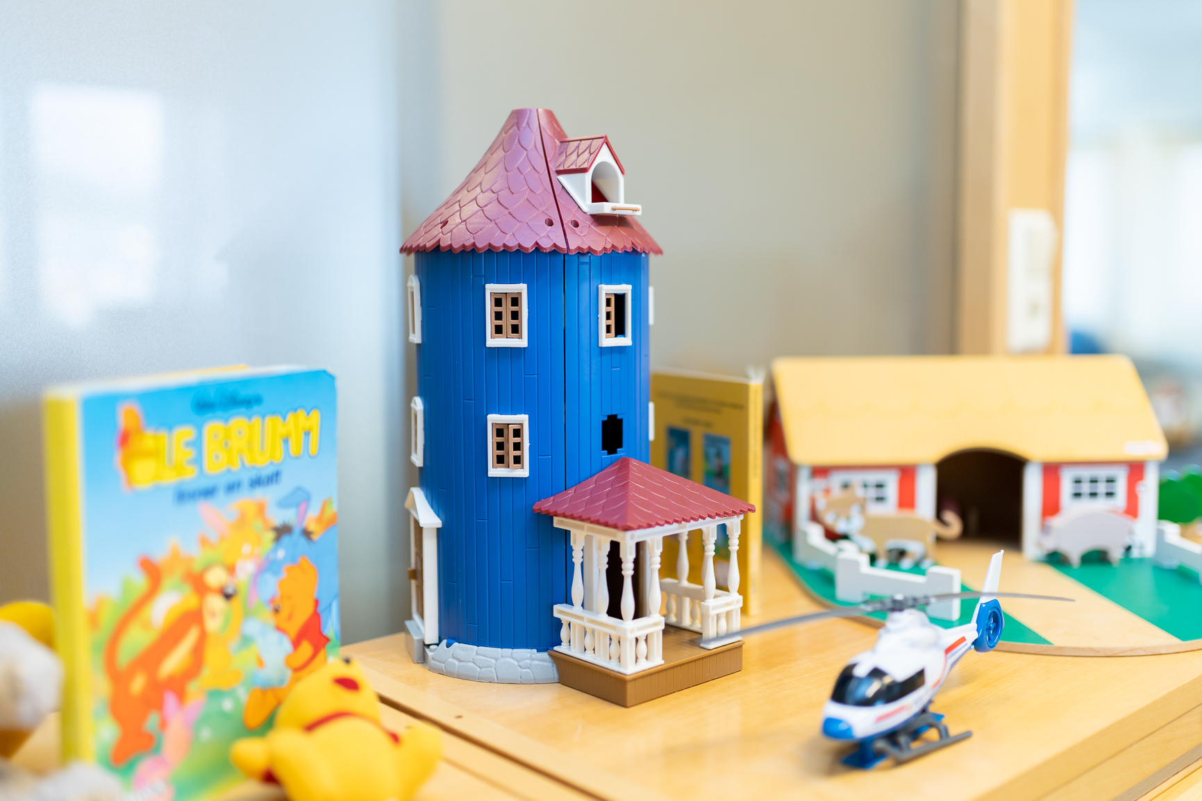 En gruppe leker på et bord