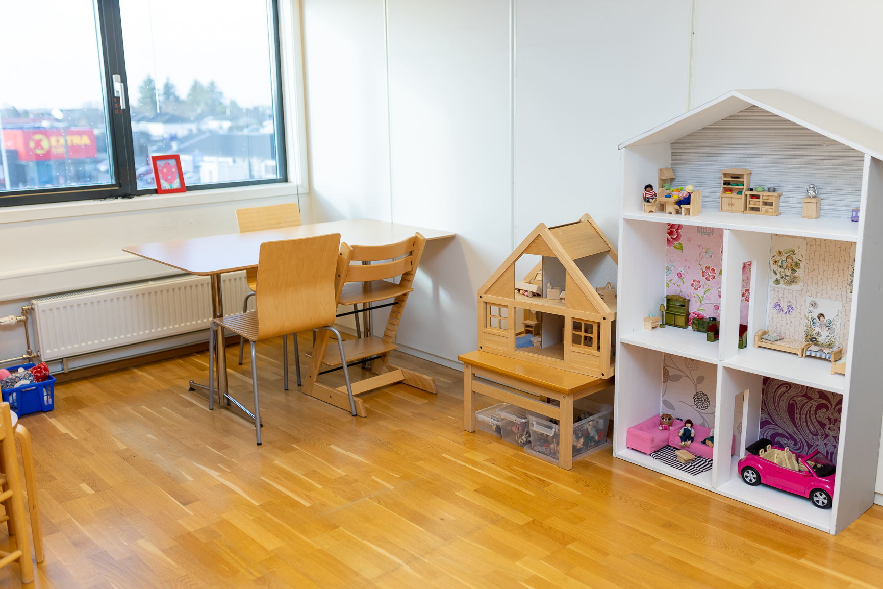 Et rom med bord og stoler