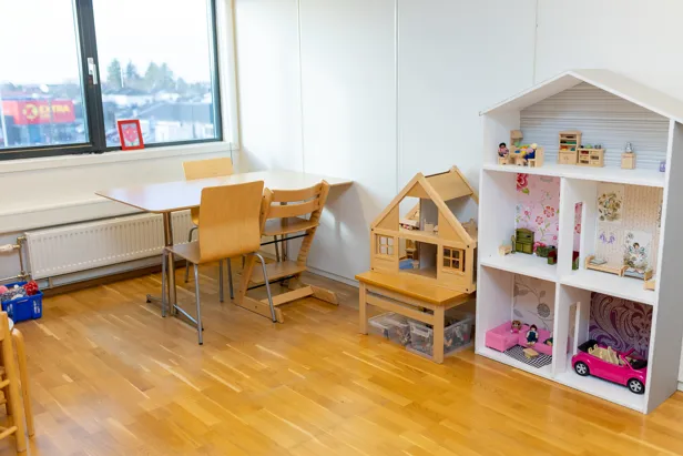 Et rom med bord og stoler