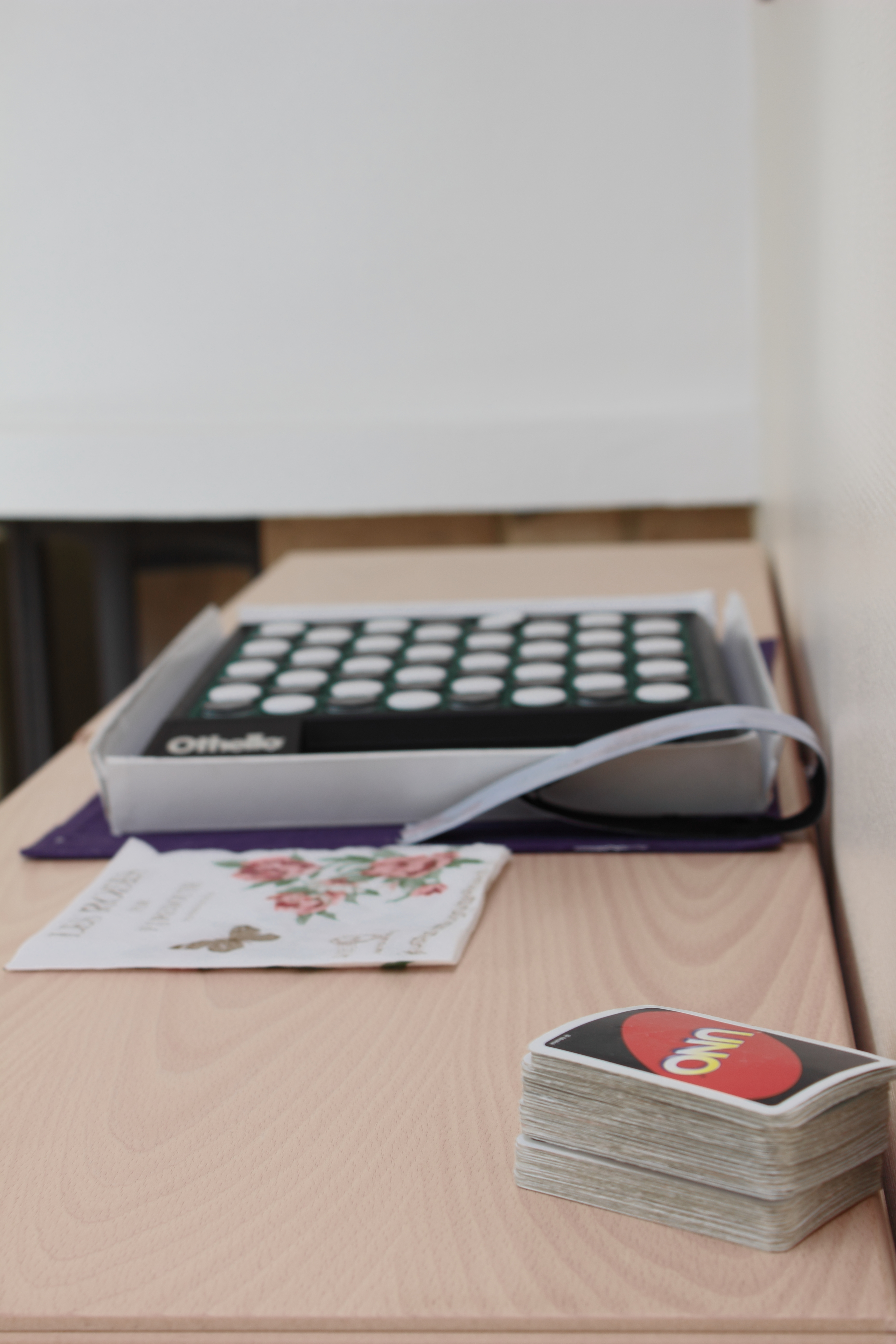 Et tastatur og en bok på et skrivebord