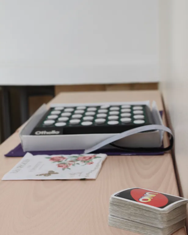 Et tastatur og en bok på et skrivebord