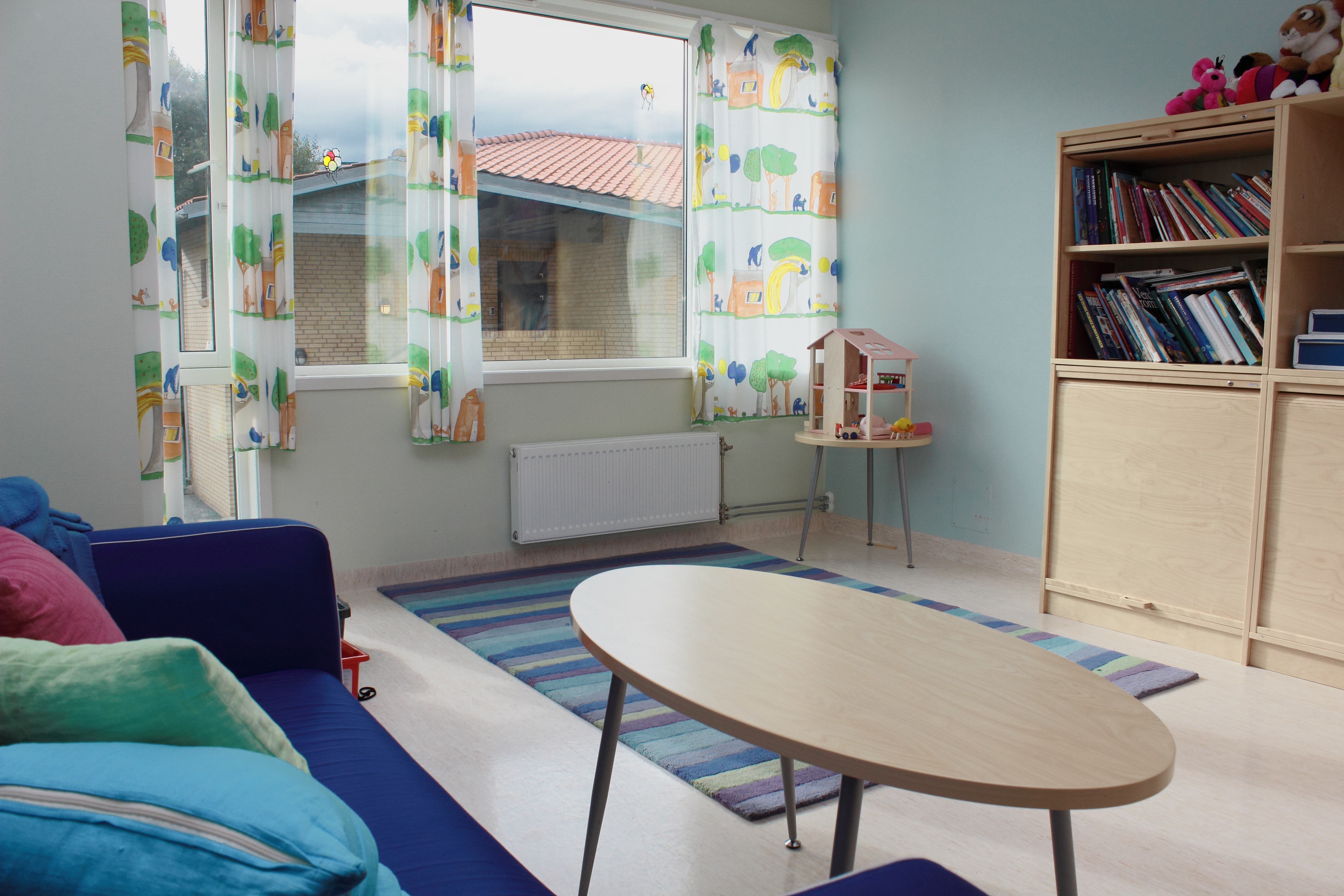 Rom med sofa, bord og bøker