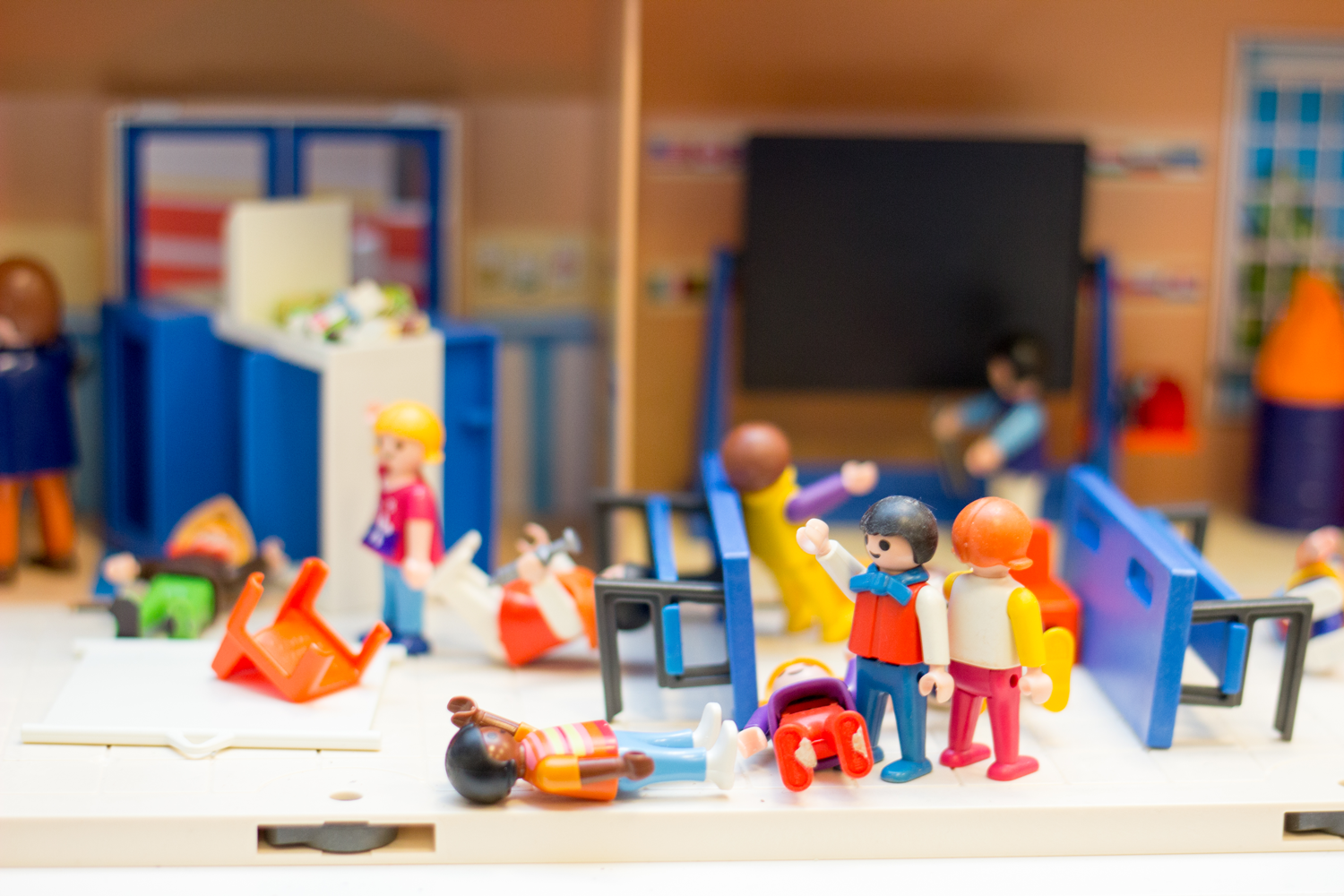 En gruppe leker i et rom