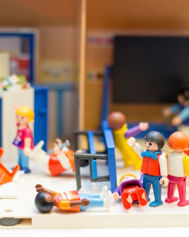 En gruppe leker i et rom