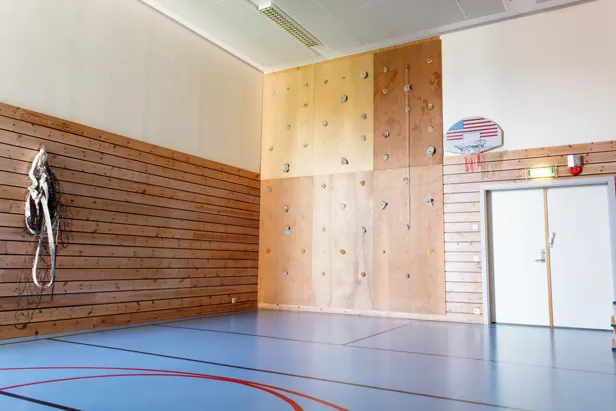 Et rom med en basketballkurv og en basketballkurv