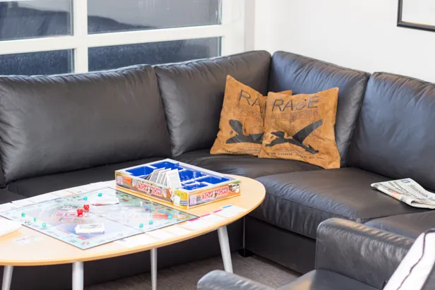 En sofa med salongbord og bøker på