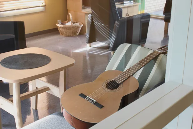 En gitar på et bord