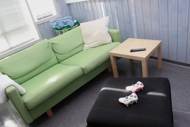 En grønn sofa og et salongbord