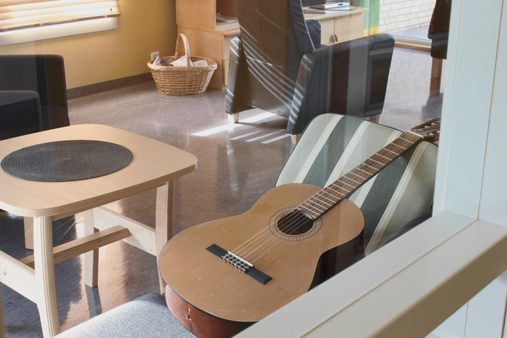 En gitar på et bord