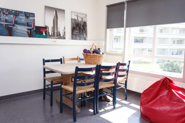 Et bord med stoler rundt