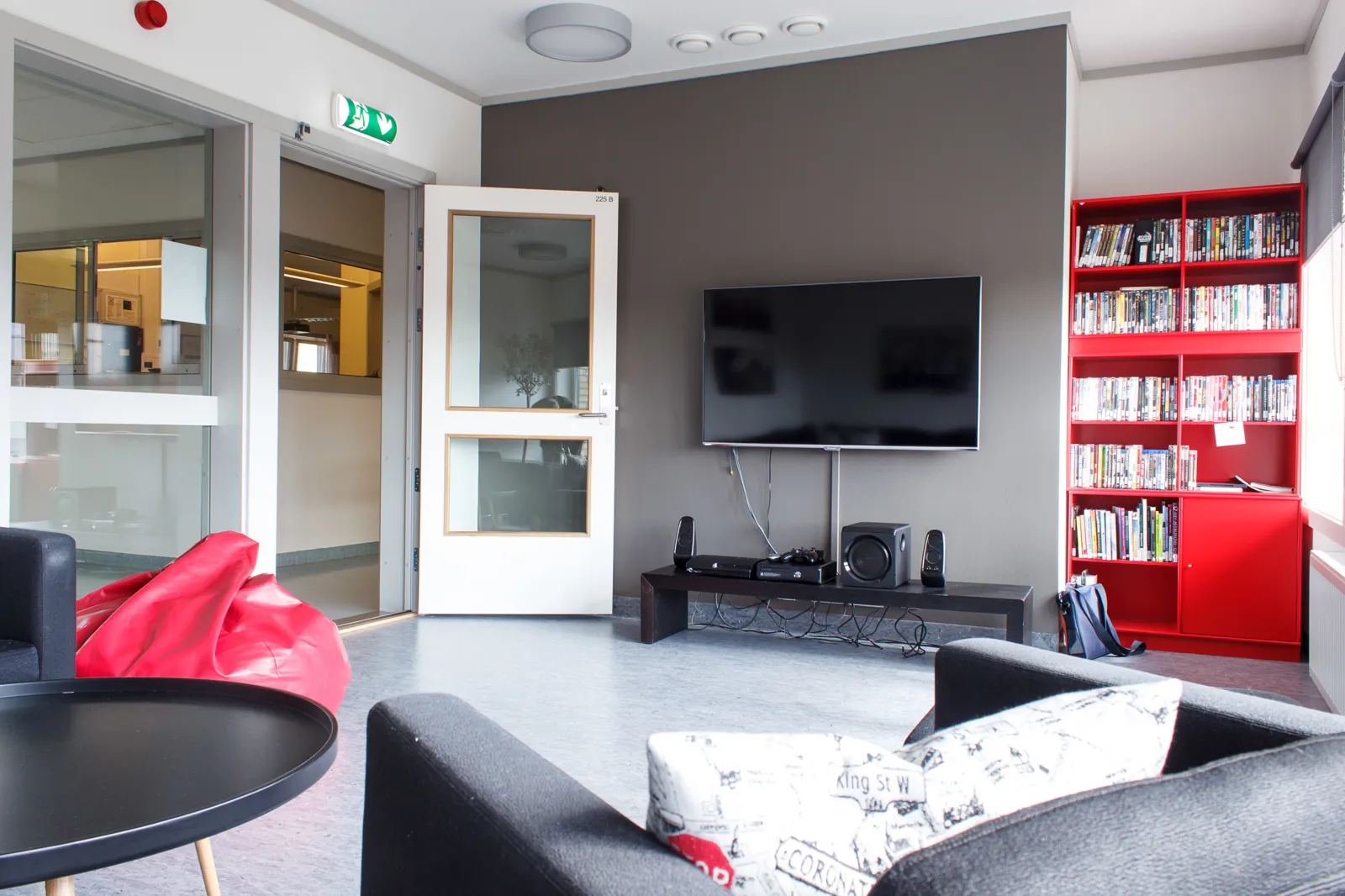 Stue med TV og sofa